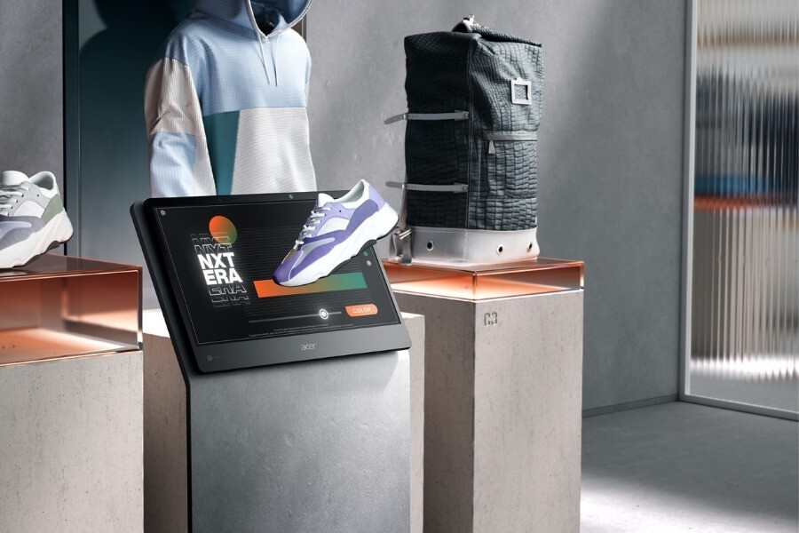 Glasses-free 3D advertising tower in a shopping mall engaging customers with interactive content