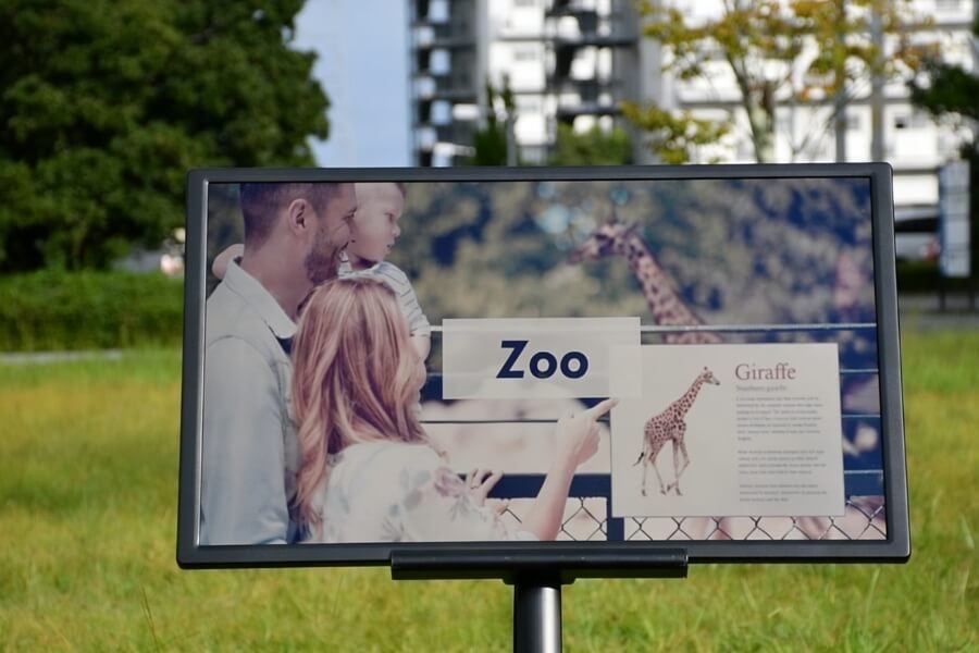 sunlight readable reflective LCD display used in outdoor retail environment